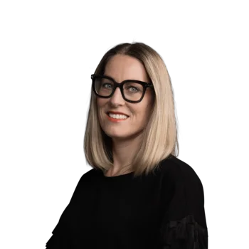 Ritratto di donna sorridente con capelli biondi e occhiali neri